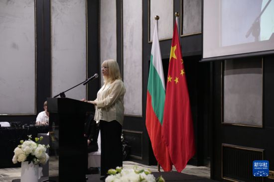 6月30日,在保加利亚首都索非亚举行的“读懂中国之治,共促中保发展”主题研讨会上,保加利亚国民和世界经济大学行政管理学院院长米罗诺娃致辞。新华社记者 姚雨璘 摄