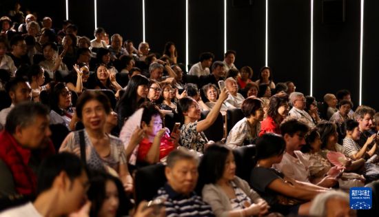 7月5日,在法国巴黎,人们准备观看中国电影《给阿嬷的情书》。新华社记者 邬惠我 摄