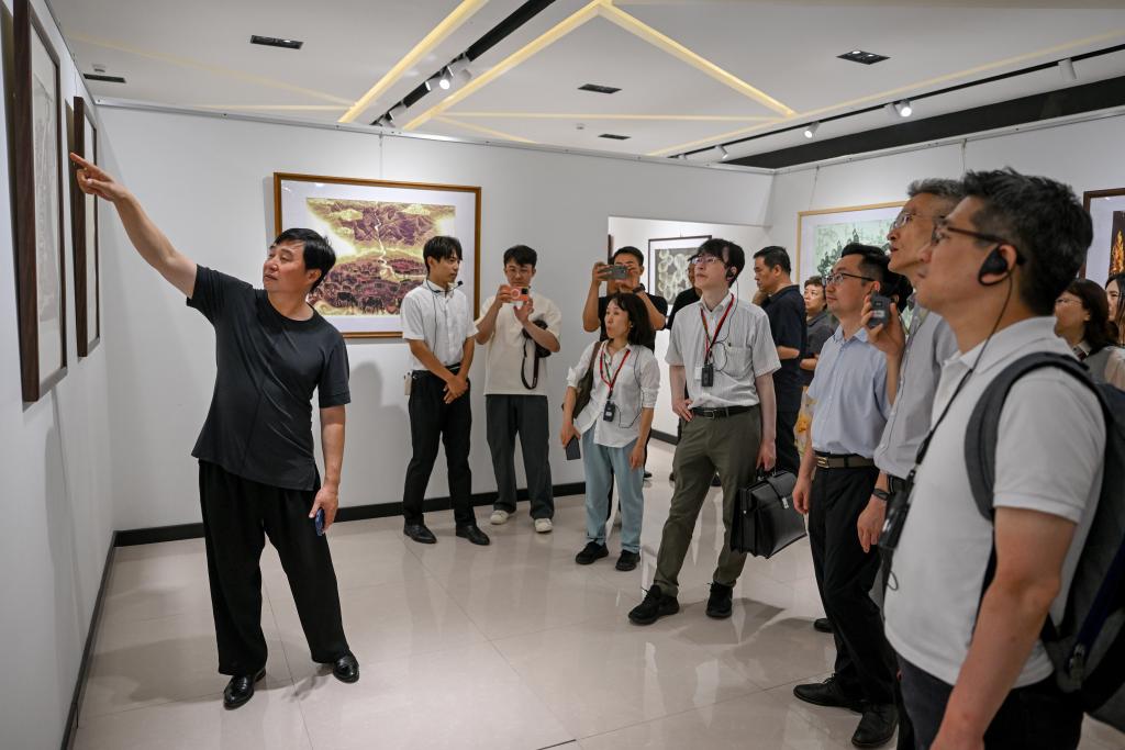 7月28日，在扎鲁特旗版画院，参访的日本专家学者观看版画作品。新华社记者 连振 摄