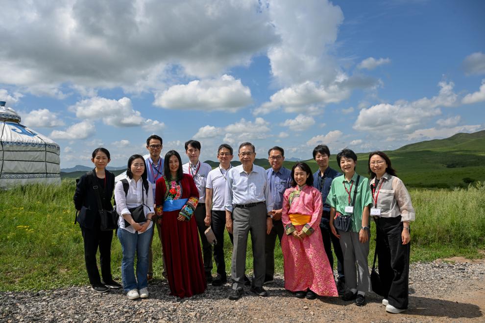 7月28日，参访的日本专家学者在扎鲁特旗合影。新华社记者 连振 摄