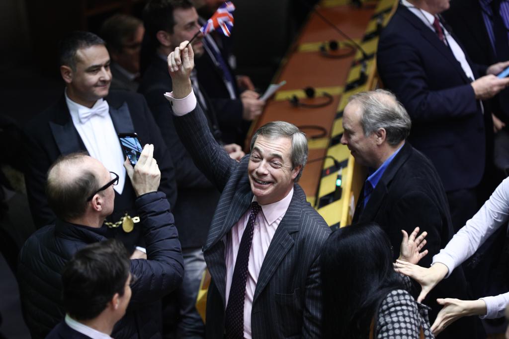 2020年1月29日，在比利时布鲁塞尔，英国“脱欧党”领袖、欧洲议会议员奈杰尔·法拉奇在英国“脱欧”协议投票结果公布后庆祝。新华社记者郑焕松摄