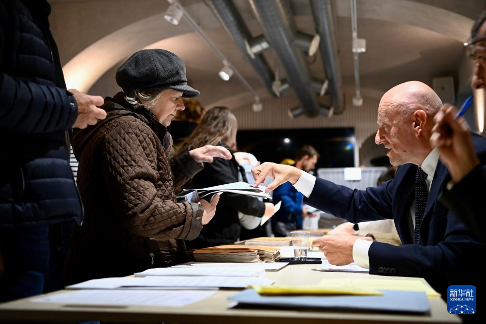 10月3日，市民在捷克布拉格一处投票站登记投票。新华社记者 张豪夫 摄