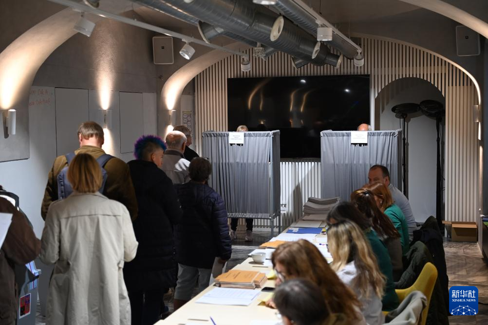 10月3日，市民在捷克布拉格一处投票站投票。新华社记者 张豪夫 摄