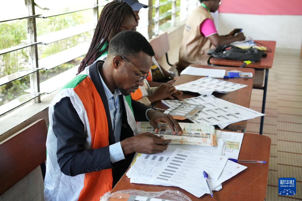 10月25日，工作人员在科特迪瓦经济首都阿比让的一处投票站核实选民信息。新华社记者 张健 摄