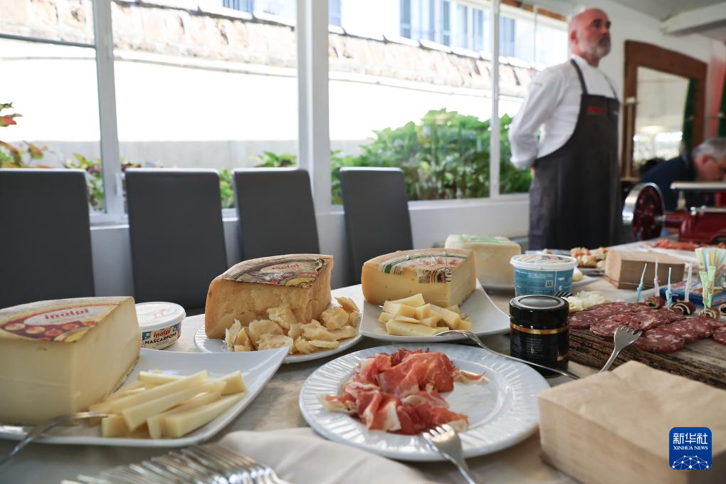 这是10月30日在意大利莫雷塔拍摄的使用伊纳尔皮公司乳制品制作的意大利经典美食。新华社记者 李京 摄