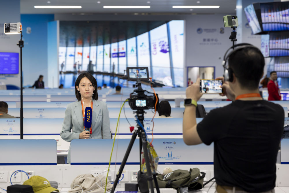 11月4日,媒体记者在第八届进博会新闻中心媒体工作间录制出镜视频。新华社记者 王翔 摄