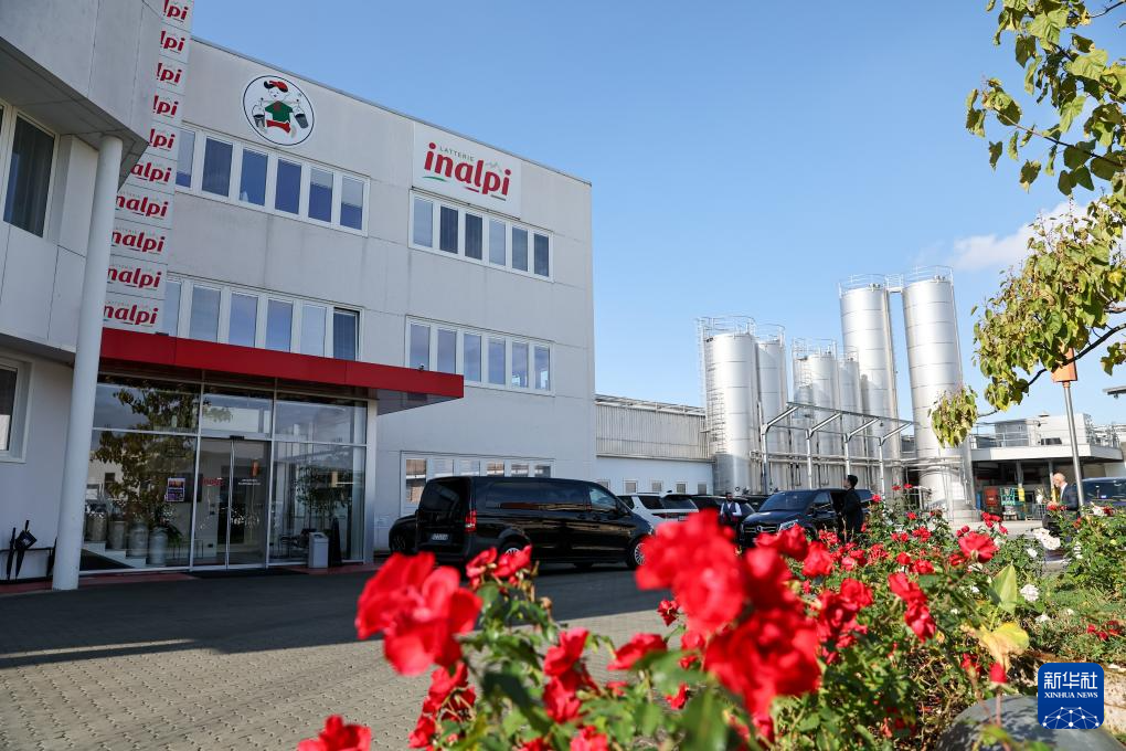 这是10月30日在意大利莫雷塔拍摄的乳制品企业伊纳尔皮公司总部。新华社记者 李京 摄