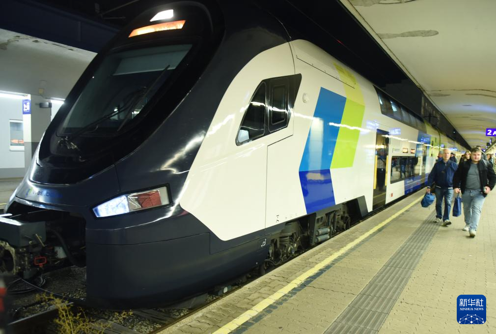 这是11月3日在奥地利维也纳拍摄的由中国中车株洲电力机车有限公司生产的双层列车。新华社记者 贺灿铃 摄