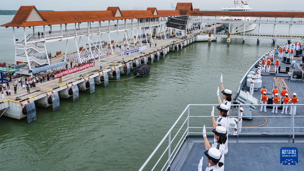 11月29日，在马来西亚巴生港，学员在甲板分区列队，向欢迎人群挥手致意。新华社发（王磊摄）