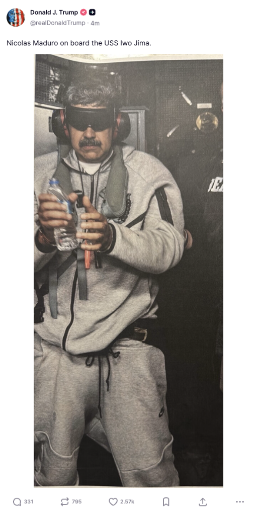美国总统特朗普在社交媒体上发布马杜罗照片。“尼古拉斯·马杜罗在美国军舰‘硫磺岛’号上。”特朗普在帖文中写道。