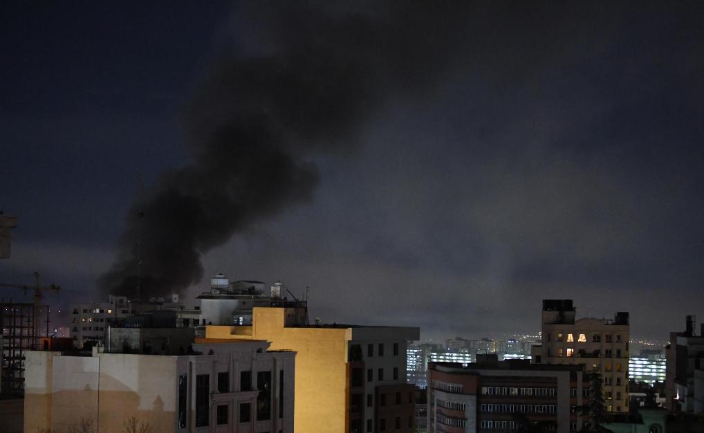 这是3月7日在伊朗首都德黑兰拍摄的遭空袭后产生的浓烟。新华社记者沙达提摄