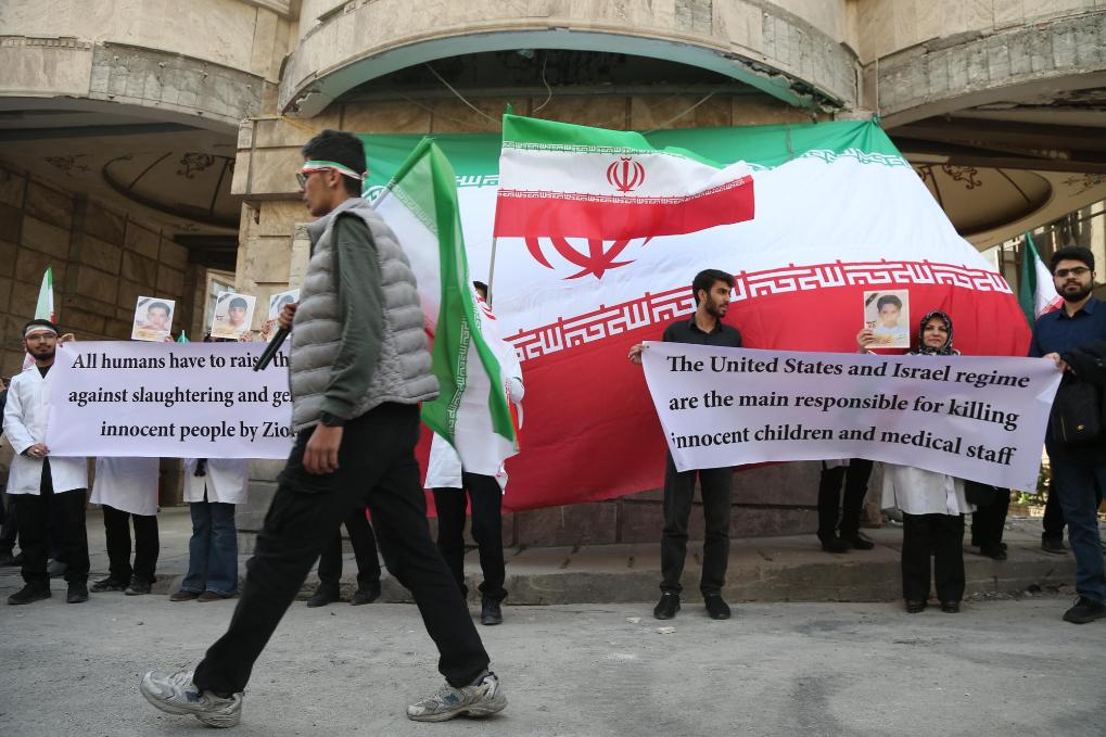 3月7日，在伊朗首都德黑兰，医护人员在遭袭的甘地医院前参加集会，强烈抗议美国和以色列对伊朗医院等机构的袭击。新华社记者沙达提摄