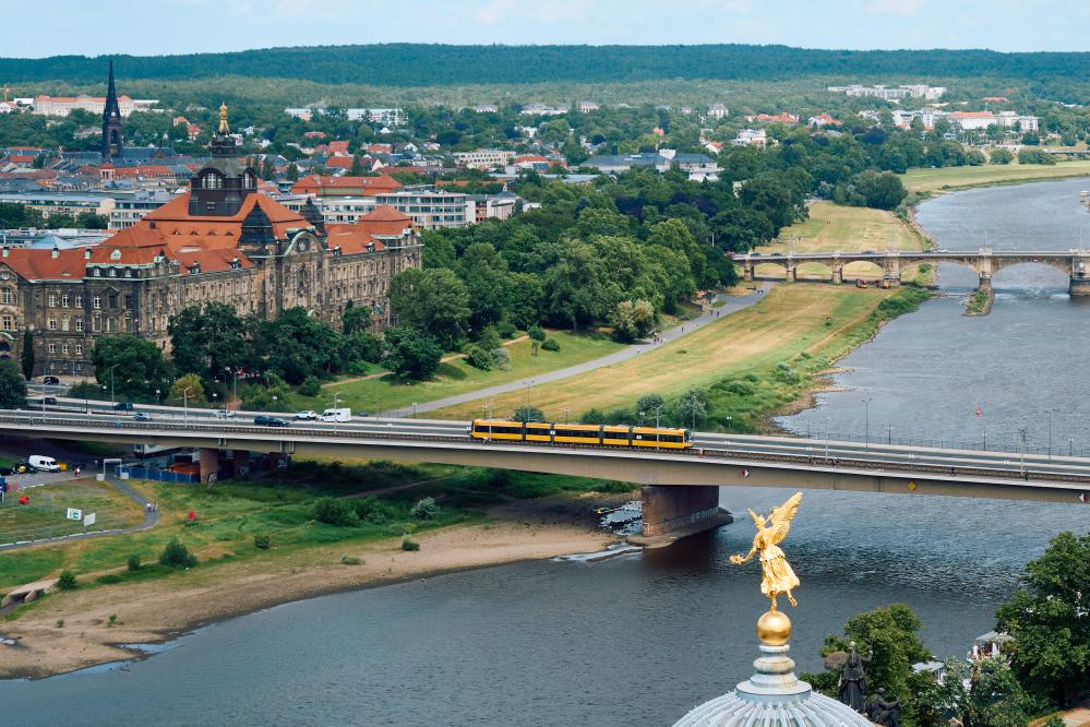 这是2024年7月5日在德国德累斯顿拍摄的易北河风光。新华社记者孟鼎博摄