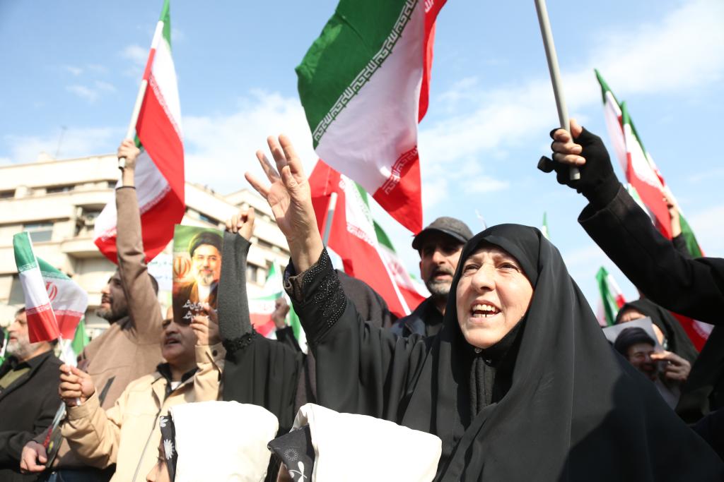 3月9日,在伊朗首都德黑兰革命广场,民众参加集会表达对伊朗新任最高领袖穆杰塔巴·哈梅内伊的忠诚。新华社记者沙达提摄