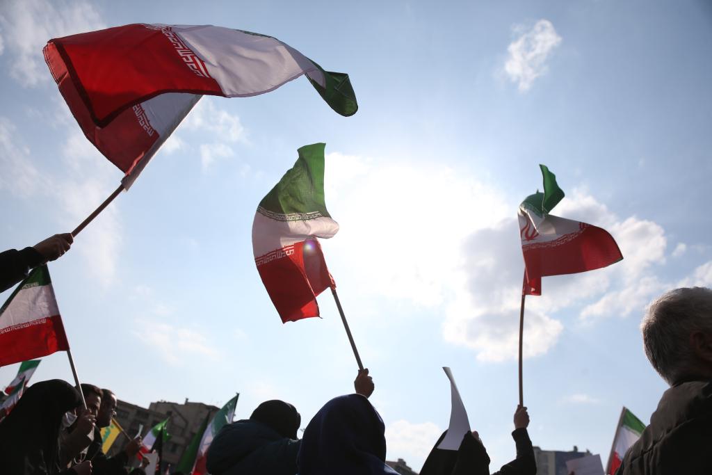 3月9日,在伊朗首都德黑兰革命广场,民众参加集会表达对伊朗新任最高领袖穆杰塔巴·哈梅内伊的忠诚。新华社记者沙达提摄