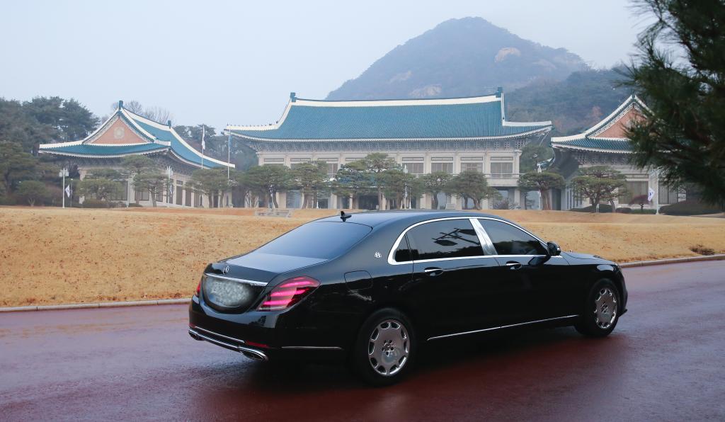 2025年12月29日,在韩国首都首尔,韩国总统李在明乘坐的车辆抵达青瓦台。新华社记者姚琪琳摄