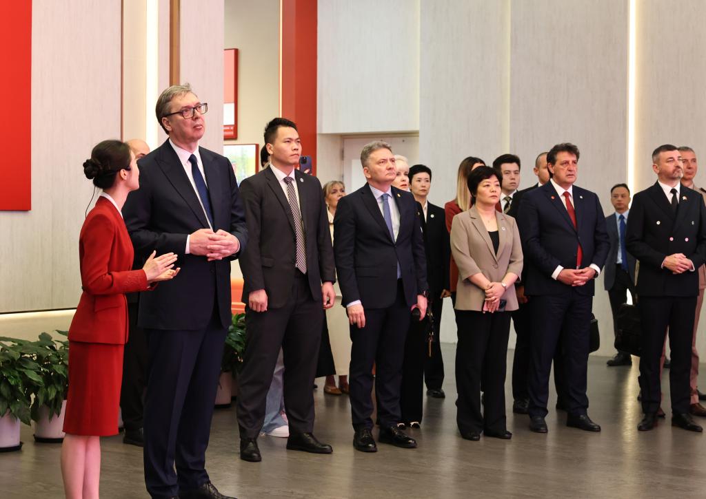 5月28日上午,塞尔维亚总统武契奇在上海参观中共一大纪念馆。 新华社记者 方喆 摄