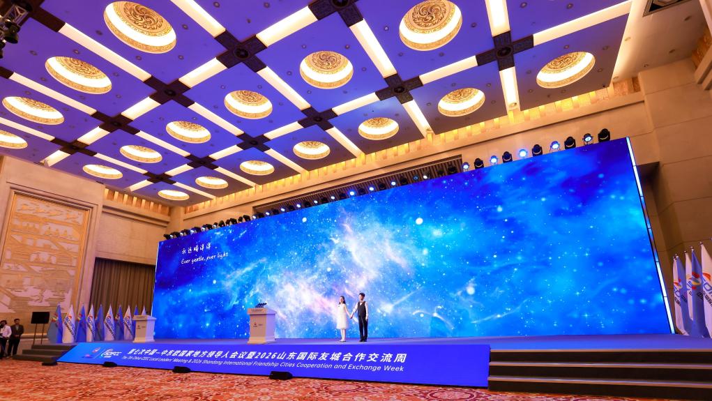 10岁女孩妮卡(左)在第七次中国—中东欧国家地方领导人会议开幕式上演唱(2026年5月摄)。新华社发